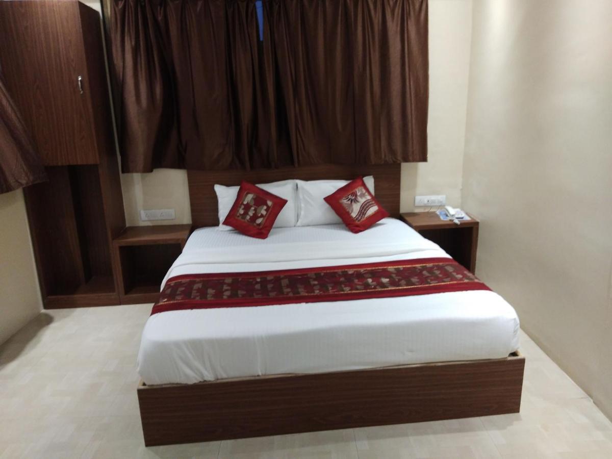 Rk Hotel-Near Grant Road Railway Station مومباي المظهر الخارجي الصورة
