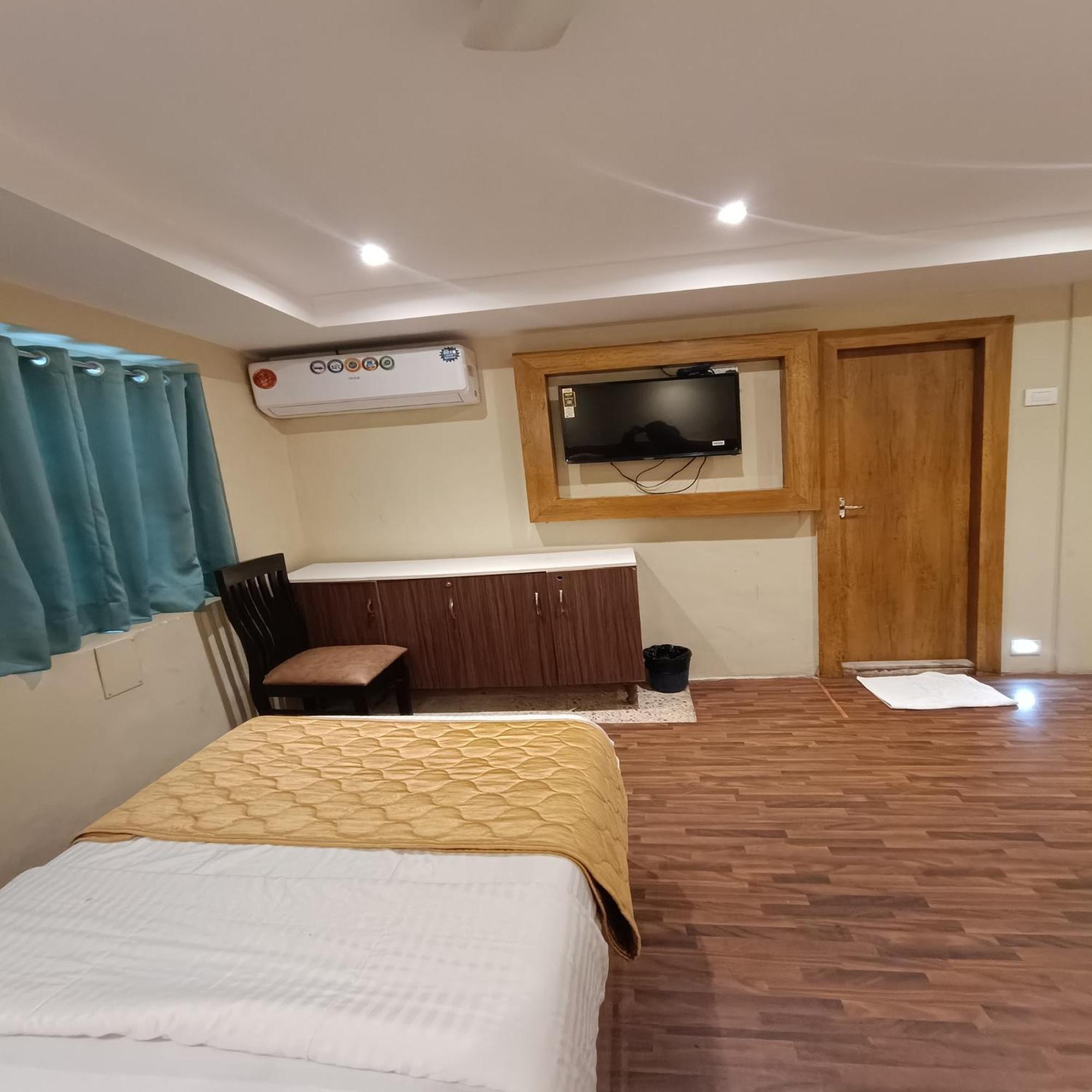 Rk Hotel-Near Grant Road Railway Station مومباي المظهر الخارجي الصورة