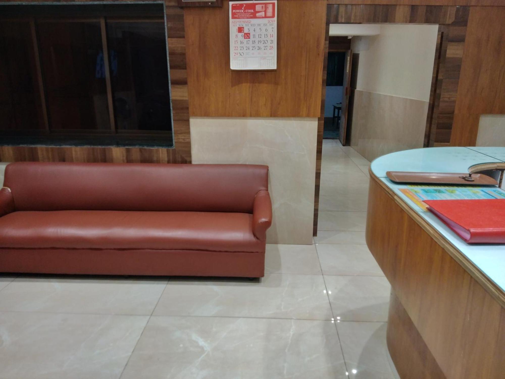 Rk Hotel-Near Grant Road Railway Station مومباي المظهر الخارجي الصورة