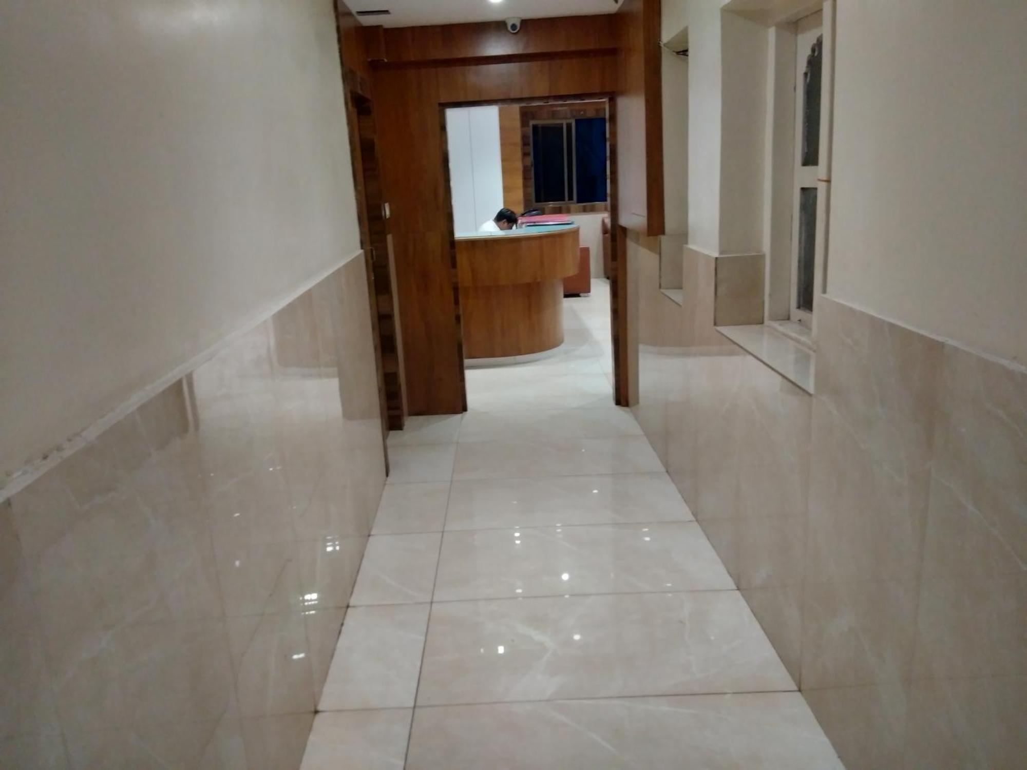 Rk Hotel-Near Grant Road Railway Station مومباي المظهر الخارجي الصورة