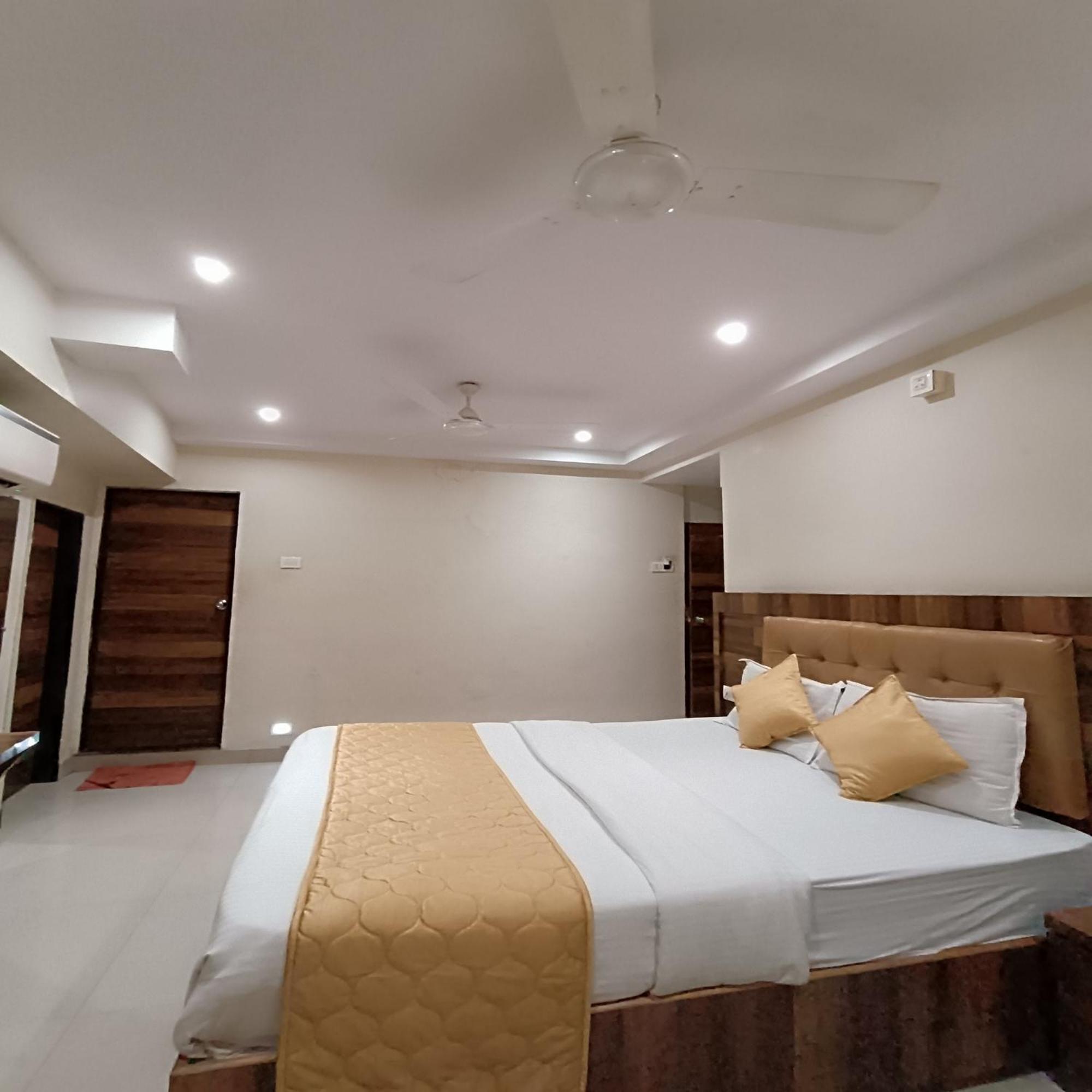 Rk Hotel-Near Grant Road Railway Station مومباي المظهر الخارجي الصورة